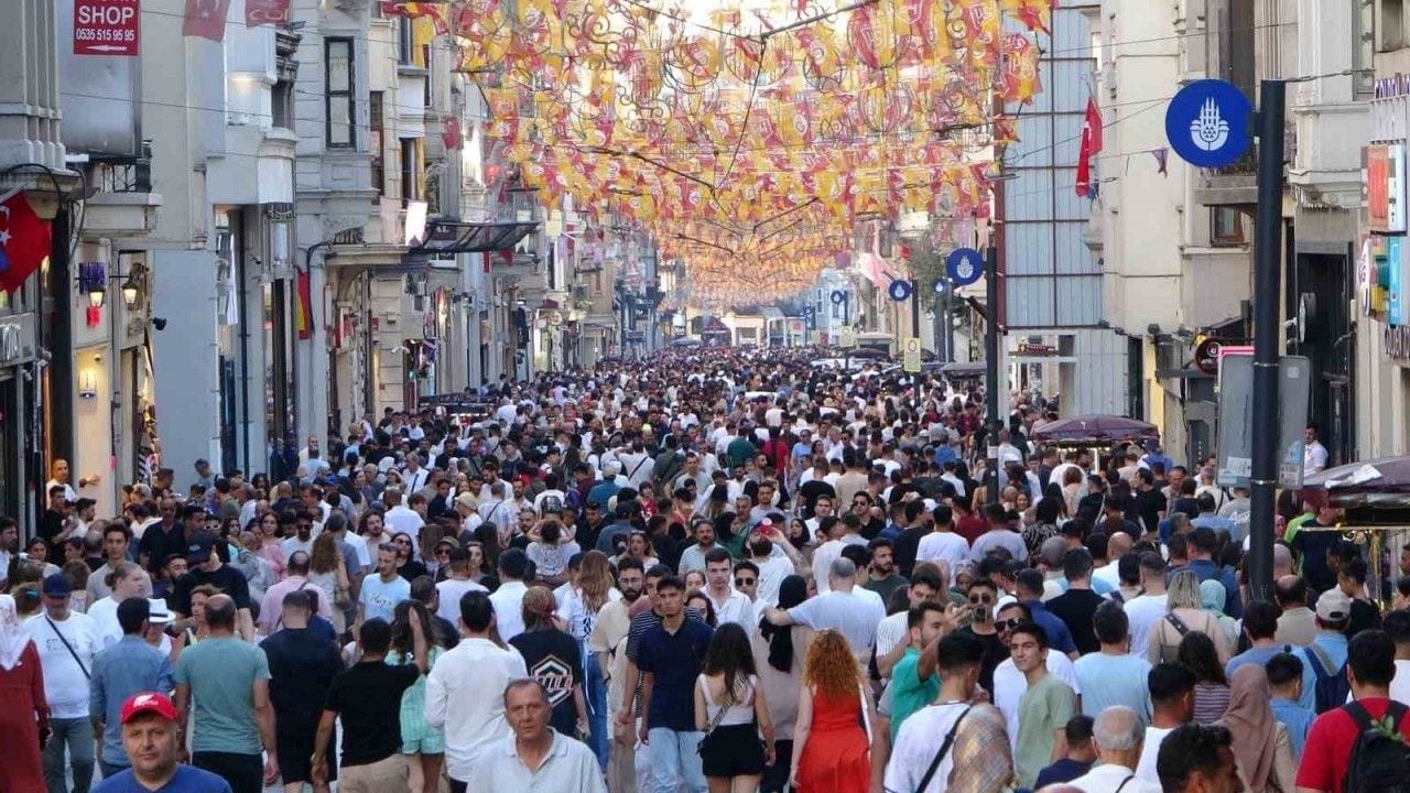 İstiklal Caddesi bayramda ziyaretçi akınına uğradı - Gazete Rize / Rize Haber / Son Dakika Rize Haberleri